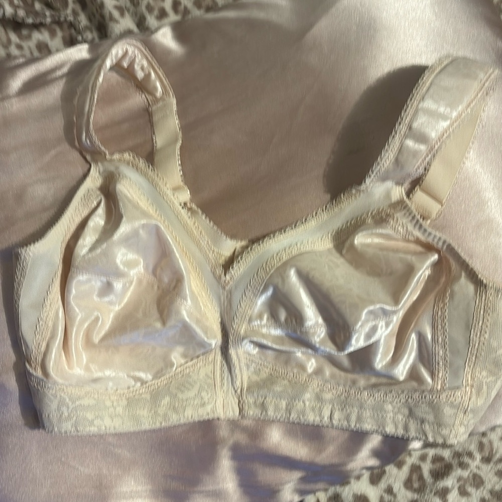 Playtex 40C silky bra floral new never worn